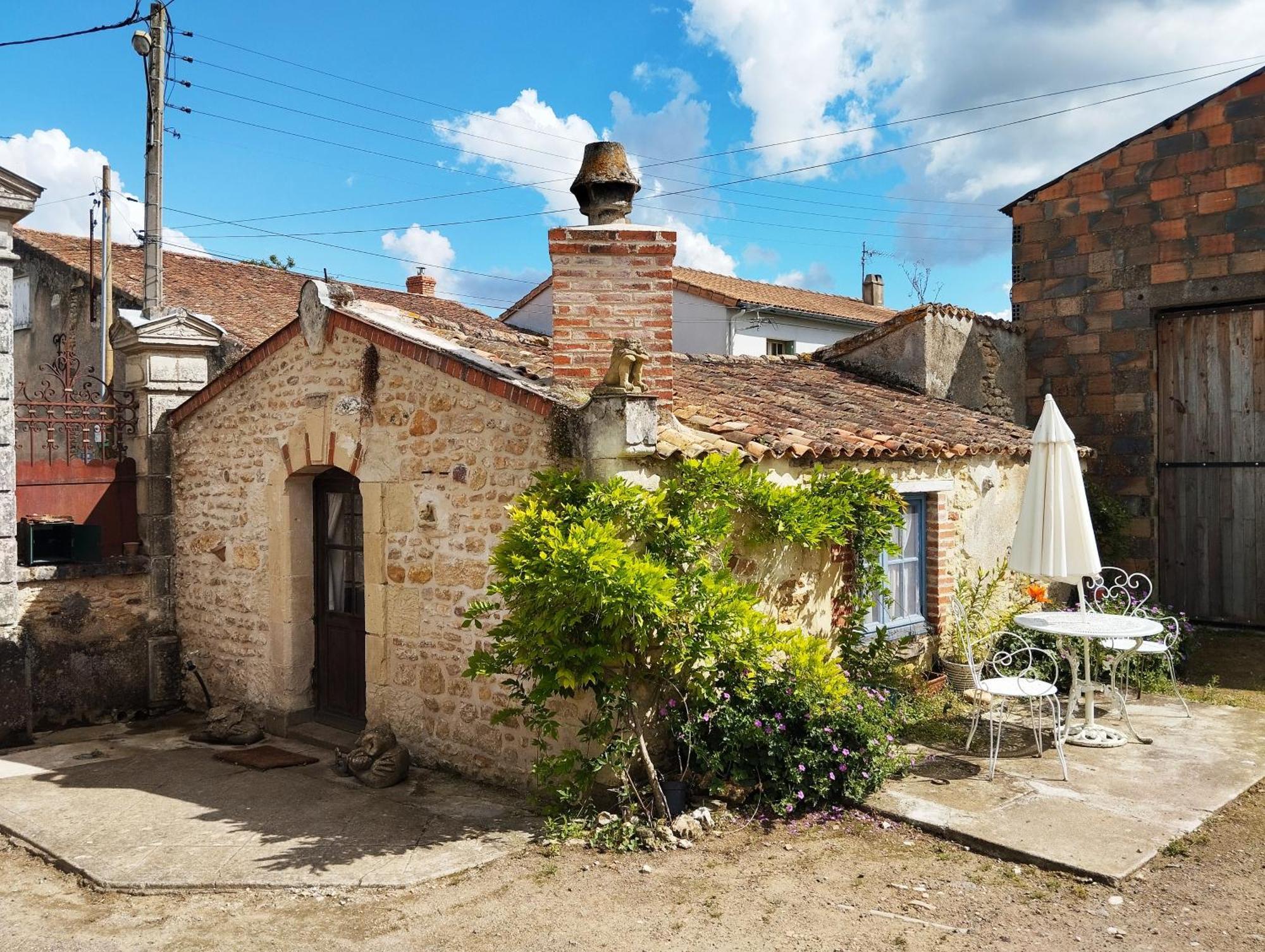 Gatekeepers Cottage Tiny House, Taize, Deux-Sevres, Velo Francette Экстерьер фото